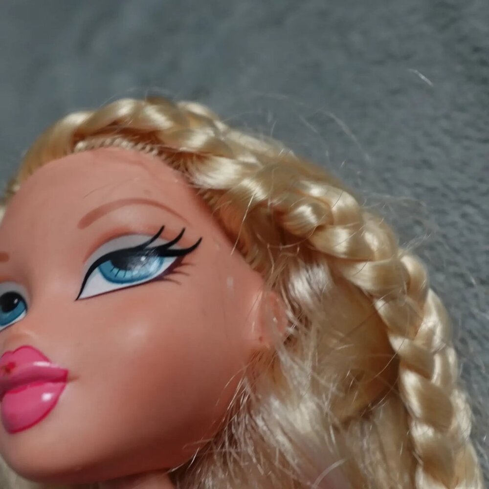 Bratz Play Doll Cloe Straight Blonde Hair Casual Outfit Top Skirt - Picture 4 of 11